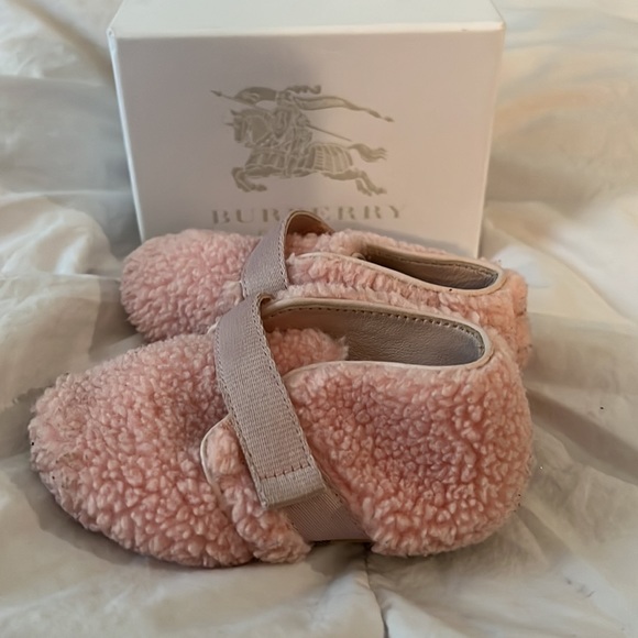 Burberry Sheepskin Infant Booties - Picture 4 of 7